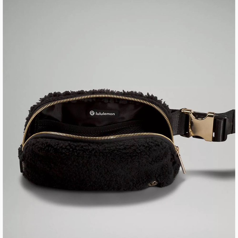 Authentic everywhere belt bag 1L black fleece